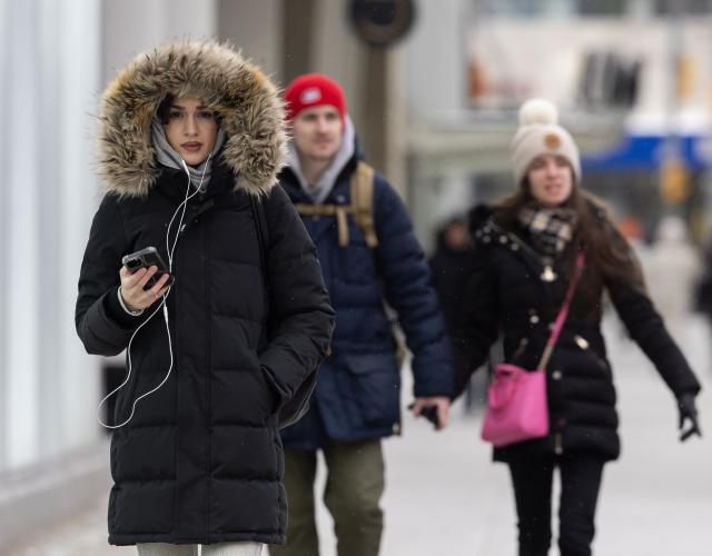 (260125) -- TORONTO, Jan. 25, 2026 (Xinhua) -- People walk on a street in Toronto, Canada, on Jan. 24, 2026. The City of Toronto issued an extreme cold warning from Friday to Saturday, with wind chill values ranging from minus 30 to minus 33 degrees Celsius. (Photo by Zou Zheng/Xinhua)