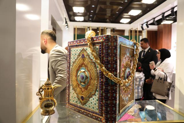 (260125) -- BAGHDAD, Jan. 25, 2026 (Xinhua) -- People visit the Iraq Jewelry Exhibition in Baghdad, Iraq, on Jan. 24, 2026. (Xinhua/Khalil Dawood)