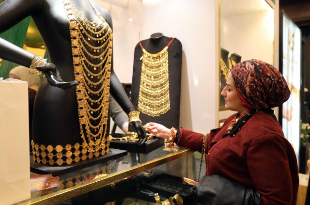 (260125) -- BAGHDAD, Jan. 25, 2026 (Xinhua) -- A woman visits the Iraq Jewelry Exhibition in Baghdad, Iraq, on Jan. 24, 2026. (Xinhua/Khalil Dawood)