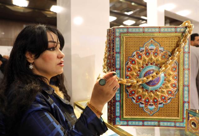 (260125) -- BAGHDAD, Jan. 25, 2026 (Xinhua) -- A woman visits the Iraq Jewelry Exhibition in Baghdad, Iraq, on Jan. 24, 2026. (Xinhua/Khalil Dawood)