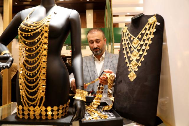 (260125) -- BAGHDAD, Jan. 25, 2026 (Xinhua) -- A man visits the Iraq Jewelry Exhibition in Baghdad, Iraq, on Jan. 24, 2026. (Xinhua/Khalil Dawood)