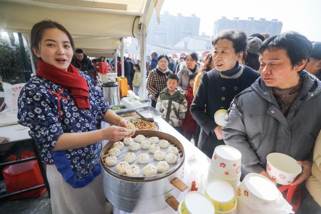 (260125) -- HANGZHOU, Jan. 25, 2026 (Xinhua) -- A vendor makes Jiande tofu buns at a theme event promoting the culture and tourism of Jiande City, in Hangzhou, east China's Zhejiang Province, Jan. 24, 2026. On Saturday, a theme event promoting the culture and tourism of Jiande City in Zhejiang Province was launched in Hangzhou. Female entrepreneurs from 16 towns and sub-districts in Jiande brought a variety of handmade delicacies and local agricultural products such as tofu buns, eggs, strawberries, lotus seeds, tea, and dried fish to the public.
   In recent years, Jiande City has helped local women achieve employment at home through e-commerce and live-streaming, greatly increasing women's income. (Xinhua/Xu Yu)