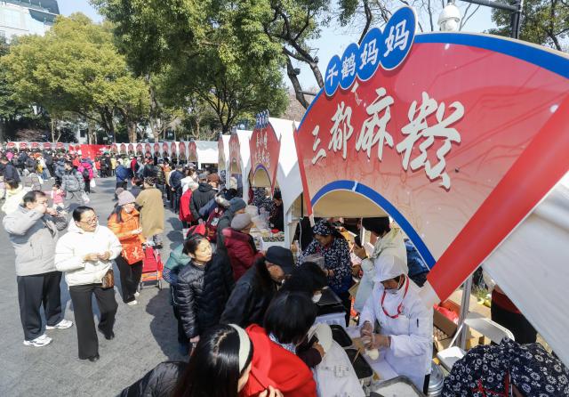 (260125) -- HANGZHOU, Jan. 25, 2026 (Xinhua) -- Citizens visit a theme event promoting the culture and tourism of Jiande City, in Hangzhou, east China's Zhejiang Province, Jan. 24, 2026. On Saturday, a theme event promoting the culture and tourism of Jiande City in Zhejiang Province was launched in Hangzhou. Female entrepreneurs from 16 towns and sub-districts in Jiande brought a variety of handmade delicacies and local agricultural products such as tofu buns, eggs, strawberries, lotus seeds, tea, and dried fish to the public.
   In recent years, Jiande City has helped local women achieve employment at home through e-commerce and live-streaming, greatly increasing women's income. (Xinhua/Xu Yu)
