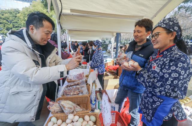 (260125) -- HANGZHOU, Jan. 25, 2026 (Xinhua) -- A vendor promotes food products at a theme event promoting the culture and tourism of Jiande City, in Hangzhou, east China's Zhejiang Province, Jan. 24, 2026. On Saturday, a theme event promoting the culture and tourism of Jiande City in Zhejiang Province was launched in Hangzhou. Female entrepreneurs from 16 towns and sub-districts in Jiande brought a variety of handmade delicacies and local agricultural products such as tofu buns, eggs, strawberries, lotus seeds, tea, and dried fish to the public.
   In recent years, Jiande City has helped local women achieve employment at home through e-commerce and live-streaming, greatly increasing women's income. (Xinhua/Xu Yu)