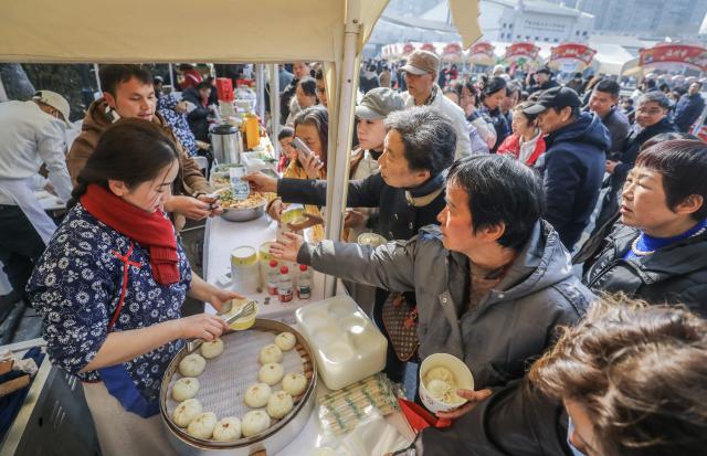 (260125) -- HANGZHOU, Jan. 25, 2026 (Xinhua) -- Citizens buy Jiande tofu buns at a theme event promoting the culture and tourism of Jiande City, in Hangzhou, east China's Zhejiang Province, Jan. 24, 2026. On Saturday, a theme event promoting the culture and tourism of Jiande City in Zhejiang Province was launched in Hangzhou. Female entrepreneurs from 16 towns and sub-districts in Jiande brought a variety of handmade delicacies and local agricultural products such as tofu buns, eggs, strawberries, lotus seeds, tea, and dried fish to the public.
   In recent years, Jiande City has helped local women achieve employment at home through e-commerce and live-streaming, greatly increasing women's income. (Xinhua/Xu Yu)