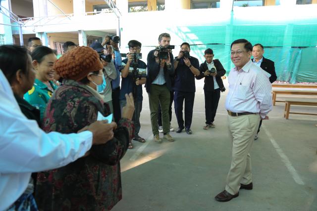 (260125) -- YANGON, Jan. 25, 2026 (Xinhua) -- Myanmar's Acting President Min Aung Hlaing visits a polling station in Mandalay, Myanmar, Jan. 25, 2026. The final phase of Myanmar's multi-party democratic general election began on Sunday morning, with polling stations opening in about 60 townships. (Photo by Ei Mon Kyaw/Xinhua)