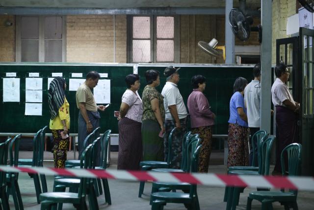(260125) -- YANGON, Jan. 25, 2026 (Xinhua) -- Voters queue to cast their votes at a polling station in Yangon, Myanmar, Jan. 25, 2026. The final phase of Myanmar's multi-party democratic general election began on Sunday morning, with polling stations opening in about 60 townships. (Xinhua/Myo Kyaw Soe)