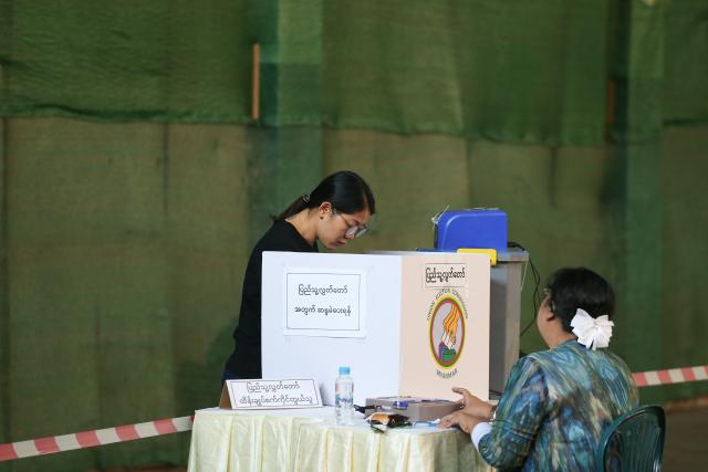 (260125) -- YANGON, Jan. 25, 2026 (Xinhua) -- A voter casts her vote at a polling station in Yangon, Myanmar, Jan. 25, 2026. The final phase of Myanmar's multi-party democratic general election began on Sunday morning, with polling stations opening in about 60 townships. (Xinhua/Myo Kyaw Soe)