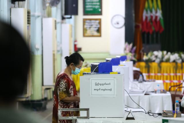 (260125) -- YANGON, Jan. 25, 2026 (Xinhua) -- A voter casts her vote at a polling station in Yangon, Myanmar, Jan. 25, 2026. The final phase of Myanmar's multi-party democratic general election began on Sunday morning, with polling stations opening in about 60 townships. (Xinhua/Myo Kyaw Soe)
