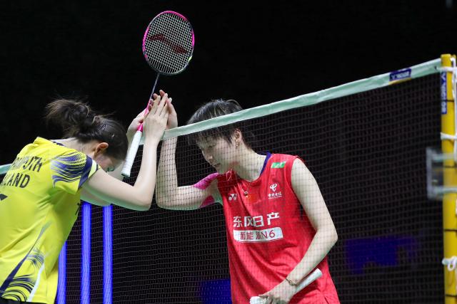 (260125) -- JAKARTA, Jan. 25, 2026 (Xinhua) -- Chen Yufei (R) greets Pitchamon Opatniputh after the women's singles final match against Pitchamon Opatniputh of Thailand at the Indonesia Masters 2026 badminton tournament in Jakarta, Indonesia, Jan. 25, 2026. (Xinhua/Cen Yunpeng)