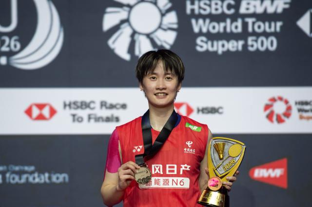 (260125) -- JAKARTA, Jan. 25, 2026 (Xinhua) -- Winner Chen Yufei of China poses for photos during the awarding ceremony after the women's singles final match against Pitchamon Opatniputh of Thailand at the Indonesia Masters 2026 badminton tournament in Jakarta, Indonesia, Jan. 25, 2026. (Xinhua/Veri Sanovri)