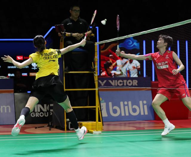 (260125) -- JAKARTA, Jan. 25, 2026 (Xinhua) -- Chen Yufei (R) hits a return during the women's singles final match against Pitchamon Opatniputh of Thailand at the Indonesia Masters 2026 badminton tournament in Jakarta, Indonesia, Jan. 25, 2026. (Xinhua/Cen Yunpeng)