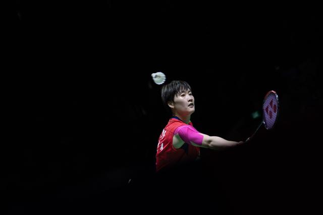 (260125) -- JAKARTA, Jan. 25, 2026 (Xinhua) -- Chen Yufei hits a return during the women's singles final match against Pitchamon Opatniputh of Thailand at the Indonesia Masters 2026 badminton tournament in Jakarta, Indonesia, Jan. 25, 2026. (Xinhua/Veri Sanovri)