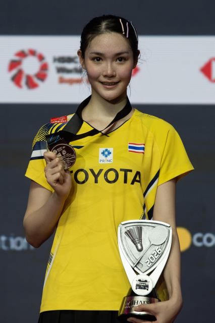 (260125) -- JAKARTA, Jan. 25, 2026 (Xinhua) -- Pitchamon Opatniputh poses for photos during the awarding ceremony after the women's singles final match against Pitchamon Opatniputh of Thailand at the Indonesia Masters 2026 badminton tournament in Jakarta, Indonesia, Jan. 25, 2026. (Xinhua/Veri Sanovri)