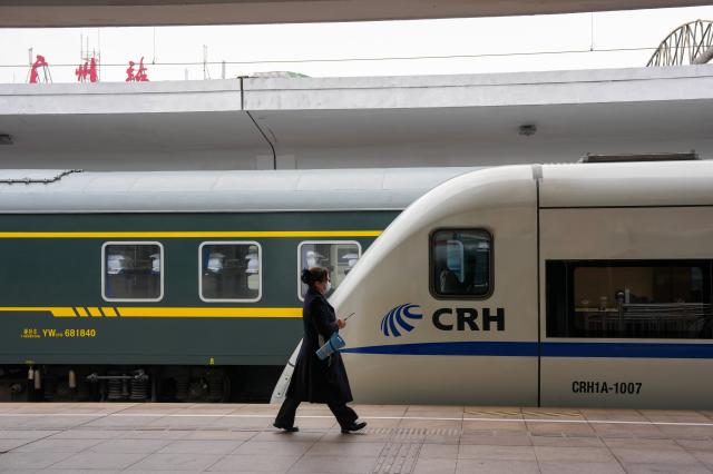 (260125) -- GUANGZHOU, Jan. 25, 2026 (Xinhua) -- A staff member prepares for train K303's departure at Guangzhou Railway Station in Guangzhou, south China's Guangdong Province, Jan. 25, 2026. Train K303, the last conventional train departed here on Sunday, concluding the terminal operation of this kind of trains at the century-old station. (Xinhua/Wu Lu)