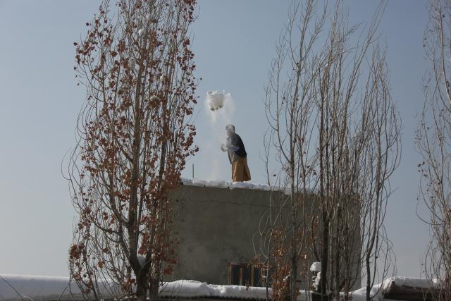 (260125) -- KABUL, Jan. 25, 2026 (Xinhua) -- A resident cleans up snow in Paghman district, Kabul, Afghanistan, Jan. 25, 2026. At least 61 people were killed and 110 others injured due to heavy snowfall and rains across Afghanistan on Wednesday and Thursday, the National Disaster Management Authority (NDMA) said in a statement on Saturday.
   In addition to the human losses, the storms have completely or partially destroyed 458 homes, the NDMA added. (Photo by Saifurahman Safi/Xinhua)