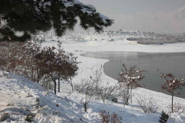 (260125) -- KABUL, Jan. 25, 2026 (Xinhua) -- This photo taken on Jan. 25, 2026 shows a view of a snow-covered area in Paghman district, Kabul, Afghanistan. At least 61 people were killed and 110 others injured due to heavy snowfall and rains across Afghanistan on Wednesday and Thursday, the National Disaster Management Authority (NDMA) said in a statement on Saturday.
   In addition to the human losses, the storms have completely or partially destroyed 458 homes, the NDMA added. (Photo by Saifurahman Safi/Xinhua)