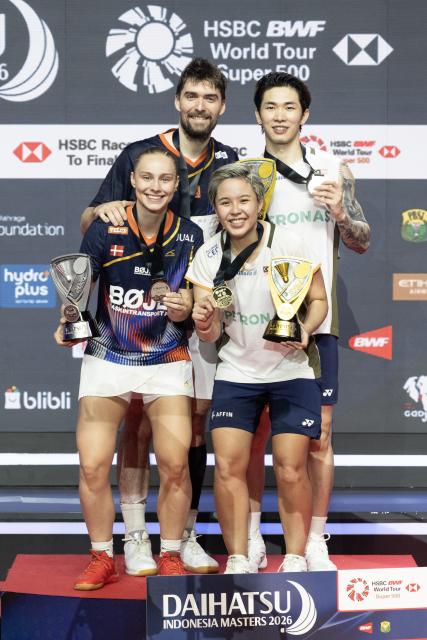 (260125) -- JAKARTA, Jan. 25, 2026 (Xinhua) -- Gold medalists Chen Tang Jie (back R)/Toh Ee Wei (front R) and silver medalists Mathias Christiansen (back L)/Alexandra Boje pose for photos during the awarding ceremony for the mixed doubles final match between Chen Tang Jie/Toh Ee Wei of Malaysia and Mathias Christiansen/Alexandra Boje of Denmark at the Indonesia Masters 2026 badminton tournament in Jakarta, Indonesia, Jan. 25, 2026. (Xinhua/Veri Sanovri)