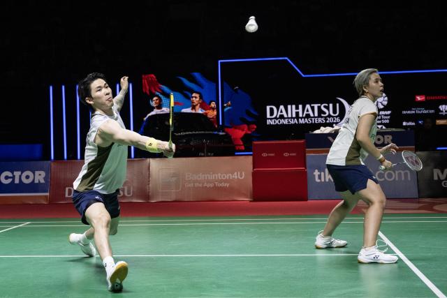 (260125) -- JAKARTA, Jan. 25, 2026 (Xinhua) -- Chen Tang Jie (L)/Toh Ee Wei compete during the mixed doubles final match between Chen Tang Jie/Toh Ee Wei of Malaysia and Mathias Christiansen/Alexandra Boje of Denmark at the Indonesia Masters 2026 badminton tournament in Jakarta, Indonesia, Jan. 25, 2026. (Xinhua/Veri Sanovri)