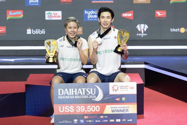 (260125) -- JAKARTA, Jan. 25, 2026 (Xinhua) -- Gold medalists Chen Tang Jie/Toh Ee Wei (L) pose for photos during the awarding ceremony for the mixed doubles final match between Chen Tang Jie/Toh Ee Wei of Malaysia and Mathias Christiansen/Alexandra Boje of Denmark at the Indonesia Masters 2026 badminton tournament in Jakarta, Indonesia, Jan. 25, 2026. (Xinhua/Veri Sanovri)
