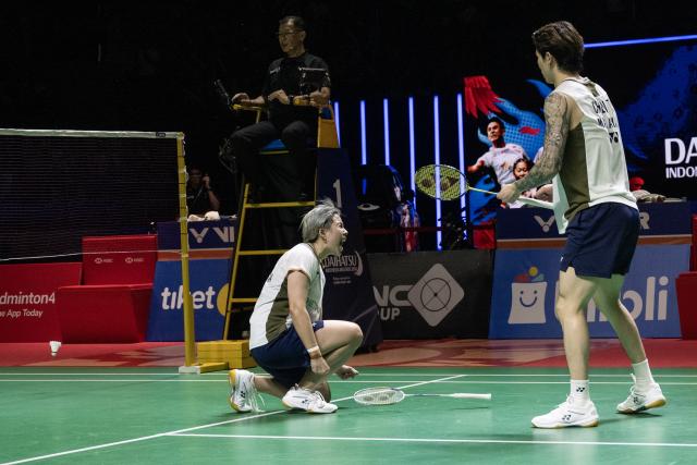 (260125) -- JAKARTA, Jan. 25, 2026 (Xinhua) -- Chen Tang Jie/Toh Ee Wei (L) celebrate winning the mixed doubles final match between Chen Tang Jie/Toh Ee Wei of Malaysia and Mathias Christiansen/Alexandra Boje of Denmark at the Indonesia Masters 2026 badminton tournament in Jakarta, Indonesia, Jan. 25, 2026. (Xinhua/Veri Sanovri)