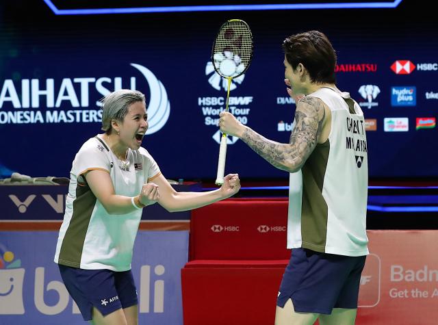 (260125) -- JAKARTA, Jan. 25, 2026 (Xinhua) -- Chen Tang Jie/Toh Ee Wei (L) celebrate winning the mixed doubles final match between Chen Tang Jie/Toh Ee Wei of Malaysia and Mathias Christiansen/Alexandra Boje of Denmark at the Indonesia Masters 2026 badminton tournament in Jakarta, Indonesia, Jan. 25, 2026. (Xinhua/Cen Yunpeng)
