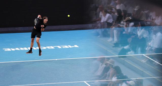 (260125) -- MELBOURNE, Jan. 25, 2026 (Xinhua) -- Alexander Zverev serves during the men's singles 4th round match between Alexander Zverev of Germany and Francisco Cerundolo of Argentina at the Australian Open tennis tournament in Melbourne, Australia, Jan. 25, 2026. (Xinhua/Ma Ping)