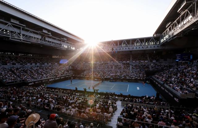 (260125) -- MELBOURNE, Jan. 25, 2026 (Xinhua) -- This photo taken on Jan. 25, 2026 shows the men's singles 4th round match between Alexander Zverev of Germany and Francisco Cerundolo of Argentina at the Australian Open tennis tournament in Melbourne, Australia. (Xinhua/Ma Ping)