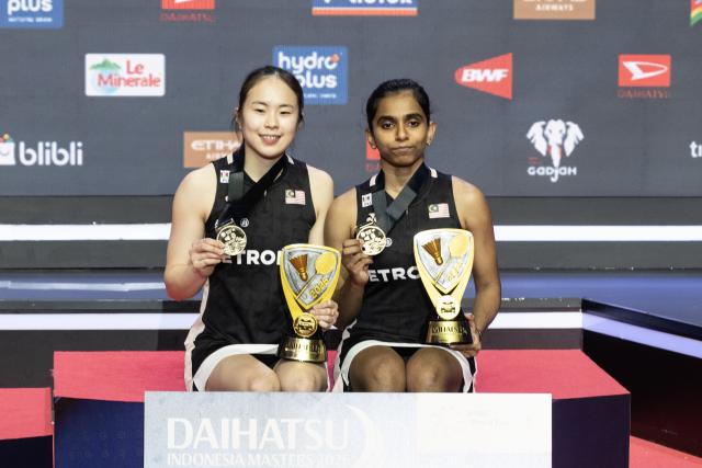 (260125) -- JAKARTA, Jan. 25, 2026 (Xinhua) -- Pearly Tan (L)/Muralitharan Thinaah of Malaysia pose for photos during the awarding ceremony for the women's doubles final match between Pearly Tan/Muralitharan Thinaah of Malaysia and Igarashi Arisa/Takahashi Miyu of Japan at the Indonesia Masters 2026 badminton tournament in Jakarta, Indonesia, Jan. 25, 2026. (Xinhua/Veri Sanovri)
