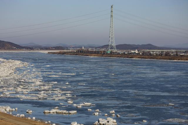 (260125) -- SEOUL, Jan. 25, 2026 (Xinhua) -- This photo taken on Jan. 25, 2026 shows a view of drift ice floating on the Han River in Gyeonggi-do, South Korea. Various parts of South Korea greeted cold fronts in recent days. (Photo by Jun Hyosang/Xinhua)