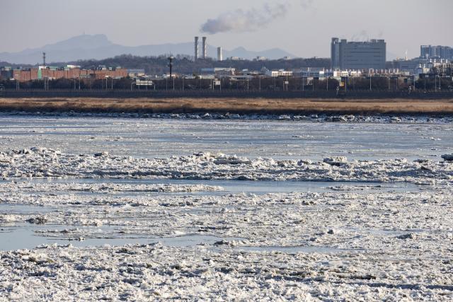 (260125) -- SEOUL, Jan. 25, 2026 (Xinhua) -- This photo taken on Jan. 25, 2026 shows a view of drift ice floating on the Han River in Gyeonggi-do, South Korea. Various parts of South Korea greeted cold fronts in recent days. (Photo by Jun Hyosang/Xinhua)