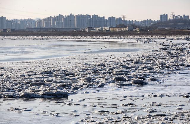 (260125) -- SEOUL, Jan. 25, 2026 (Xinhua) -- This photo taken on Jan. 25, 2026 shows a view of drift ice floating on the Han River in Gyeonggi-do, South Korea. Various parts of South Korea greeted cold fronts in recent days. (Photo by Jun Hyosang/Xinhua)