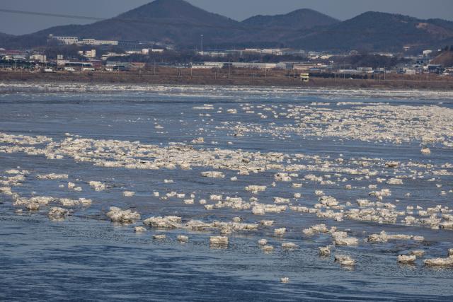 (260125) -- SEOUL, Jan. 25, 2026 (Xinhua) -- This photo taken on Jan. 25, 2026 shows a view of drift ice floating on the Han River in Gyeonggi-do, South Korea. Various parts of South Korea greeted cold fronts in recent days. (Photo by Jun Hyosang/Xinhua)