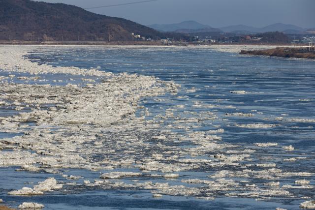 (260125) -- SEOUL, Jan. 25, 2026 (Xinhua) -- This photo taken on Jan. 25, 2026 shows a view of drift ice floating on the Han River in Gyeonggi-do, South Korea. Various parts of South Korea greeted cold fronts in recent days. (Photo by Jun Hyosang/Xinhua)