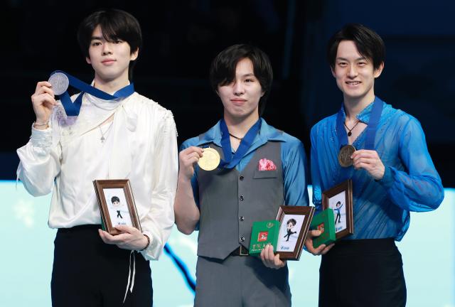 (260125) -- BEIJING, Jan. 25, 2026 (Xinhua) -- Gold medalist Kao Miura (C) of Japan, silver medalist Cha Junhwan (L) of South Korea and bronze medalist Yamamoto Sota of Japan pose for photos during the awarding ceremony for the men's free skating at the ISU Four Continents Figure Skating Championships in Beijing, China, Jan. 25, 2026. (Xinhua/Zhang Chenlin)
