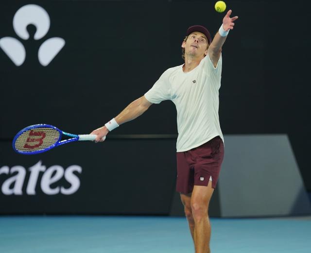 (260125) -- MELBOURNE, Jan. 25, 2026 (Xinhua) -- Alex de Minaur serves during the men's singles 4th round match between Alex de Minaur of Australia and Alexander Bublik of Kazakhstan at the Australian Open tennis tournament in Melbourne, Australia, Jan. 25, 2026. (Photo by Wang Shen/Xinhua)