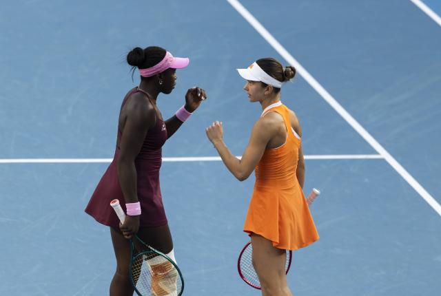 (260125) -- MELBOURNE, Jan. 25, 2026 (Xinhua) -- Iva Jovic (R)/Victoria Mboko discuss during the women's doubles 2nd round match between Elise Mertens (Belgium)/Zhang Shuai (China) and Iva Jovic (the United States)/Victoria Mboko (Canada) at the Australian Open tennis tournament in Melbourne, Australia, Jan. 25, 2026. (Photo by Hu Jingchen/Xinhua)