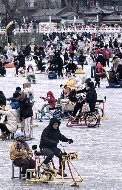 (260125) -- BEIJING, Jan. 25, 2026 (Xinhua) -- People play on the frozen Shichahai lake in Beijing, capital of China, Jan. 25, 2026. (Xinhua/Li Xin)