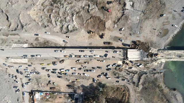 (260125) -- RAQQA, Jan. 25, 2026 (Xinhua) -- An aerial drone photo taken on Jan. 21, 2026 shows a damaged bridge in Raqqa, northern Syria. TO GO WITH "Feature: From war to wary hope, Syrians in Raqqa look to peace after years of conflict" (Str/Xinhua)