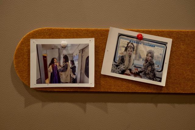 (260125) -- HARBIN, Jan. 25, 2026 (Xinhua) -- This photo taken on Jan. 25, 2026 shows travel photos taken in 2025 displayed on the Train Y783 in northeast China's Heilongjiang Province. Train Y783, a themed tourism train bound for Yabuli featuring travel photography services, was inaugurated Sunday in Harbin. It marks the company's first offering of its kind this year. Operated by China Railway Harbin Group Co., Ltd., the train allows passengers to dress in diverse costumes and avail themselves of photography services. (Xinhua/Zhang Tao)