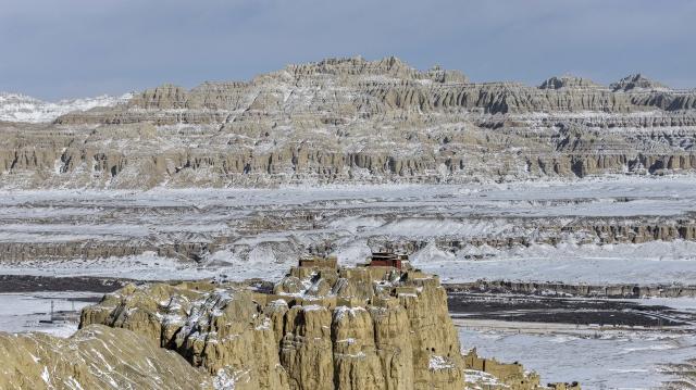 (260125) -- NGARI, Jan. 25, 2026 (Xinhua) -- This aerial drone photo shows the ruins of the Guge Kingdom in Zanda county of Ngari prefecture, southwest China's Xizang Autonomous Region, Jan. 24, 2026. (Photo by Tinzen Tseten/Xinhua)