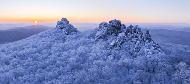 (260125) -- SHUANGYASHAN, Jan. 25, 2026 (Xinhua) -- An aerial drone photo taken on Jan. 25, 2026 shows the rime scenery of Qixingshan forest park in Shuangyashan, northeast China's Heilongjiang Province. (Photo by Han Yang/Xinhua)