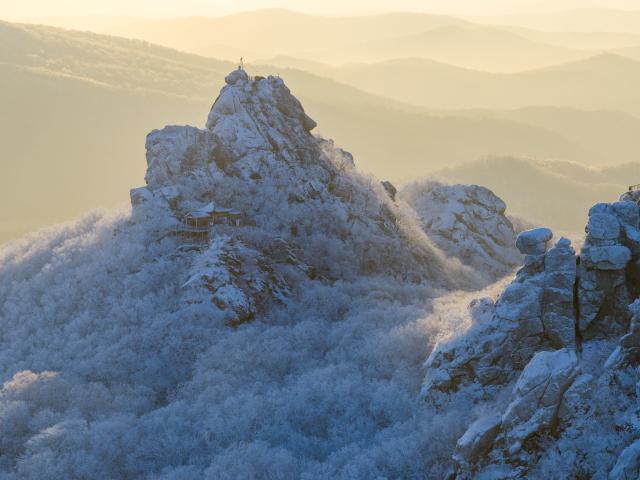 (260125) -- SHUANGYASHAN, Jan. 25, 2026 (Xinhua) -- An aerial drone photo taken on Jan. 25, 2026 shows the rime scenery of Qixingshan forest park in Shuangyashan, northeast China's Heilongjiang Province. (Photo by Han Yang/Xinhua)