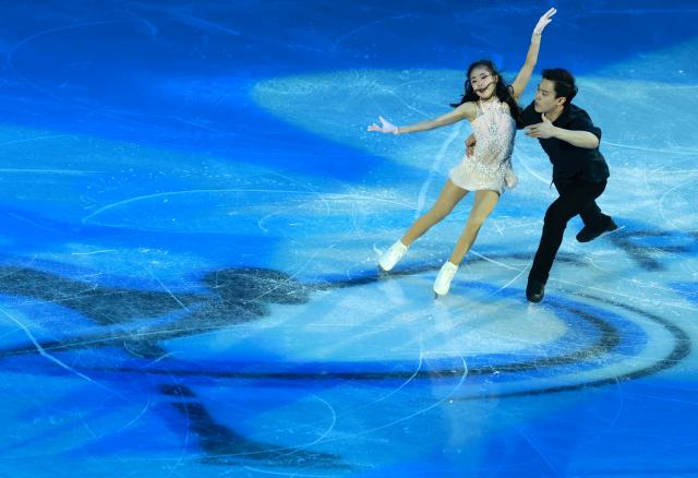 (260125) -- BEIJING, Jan. 25, 2026 (Xinhua) -- Zhang Jiaxuan/Huang Yihang (R) of China perform during the gala exhibition at the ISU Four Continents Figure Skating Championships in Beijing, China, Jan. 25, 2026. (Xinhua/Zhang Chenlin)