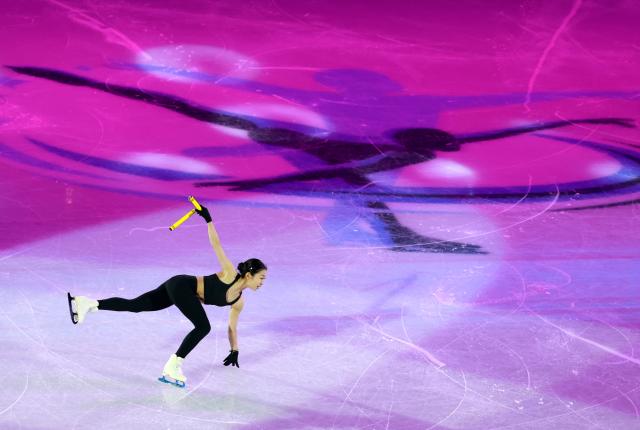 (260125) -- BEIJING, Jan. 25, 2026 (Xinhua) -- Zhang Ruiyang of China performs during the gala exhibition at the ISU Four Continents Figure Skating Championships in Beijing, China, Jan. 25, 2026. (Xinhua/Zhang Chenlin)