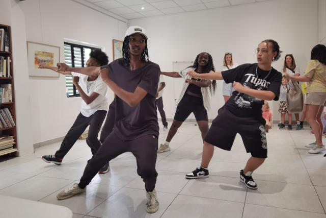 (260125) -- WINDHOEK, Jan. 25, 2026 (Xinhua) -- People dance during a workshop at the Cultural Bazaar Namibia in Windhoek, Namibia, on Jan. 24, 2026. TO GO WTIH "Feature: Namibia cultural bazaar empowers creatives amid challenges" (Photo by Ndalimpinga Iita/Xinhua)