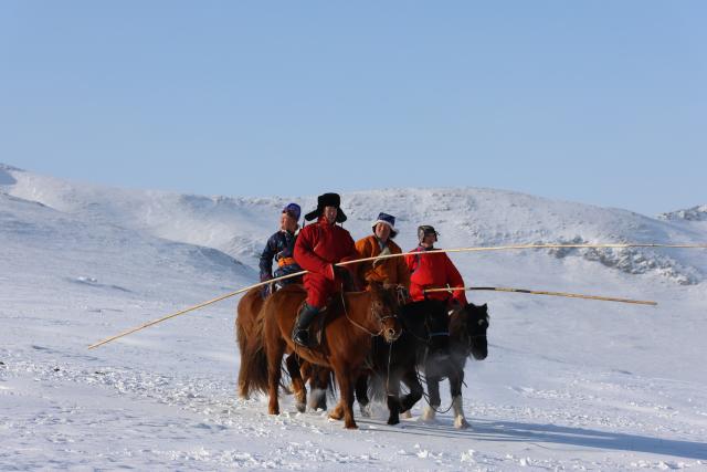(260125) -- ULAN BATOR, Jan. 25, 2026 (Xinhua) -- Horsemen are seen in Erdene soum, Tuv province, Mongolia, Jan. 24, 2026. About 90 percent of Mongolian territory has been covered with snow of up to 45 cm thick, the country's National Agency for Meteorology and Environmental Monitoring said Sunday. (Photo by Bolortsetseg/Xinhua)
