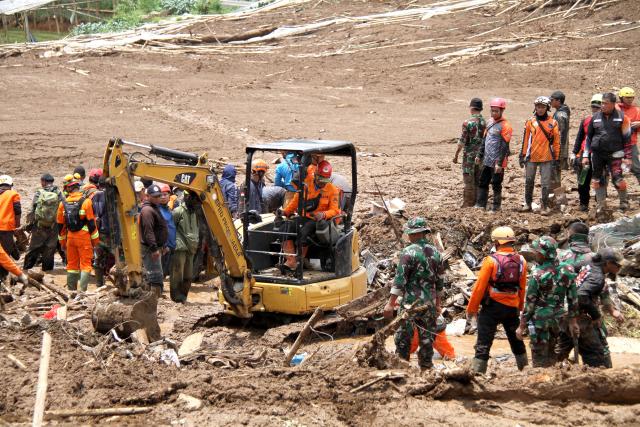 (260125) -- WEST BANDUNG, Jan. 25, 2026 (Xinhua) -- Rescuers work on-site after a landslide struck West Bandung Regency, West Java, Indonesia, Jan. 25, 2026. Indonesian police have recovered 16 bodies following a landslide in West Java Province, with seven victims identified, a police spokesperson said on Saturday. (Photo by Septianjar Muharam/Xinhua)