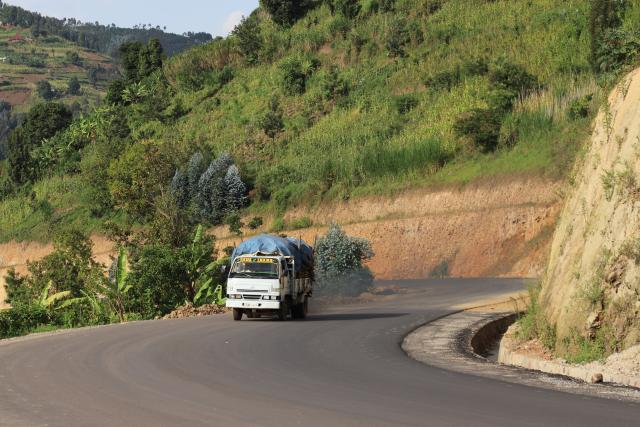 (260125) -- KIGALI, Jan. 25, 2026 (Xinhua) -- This photo taken on Jan. 21 2026 shows a vehicle traveling on a road constructed by China Road and Bridge Corporation in Rwanda's Northern Province. TO GO WITH "Feature: Chinese-built road transforms lives, boosts economy in northern Rwanda" (Xinhua/Ju Yinhe)