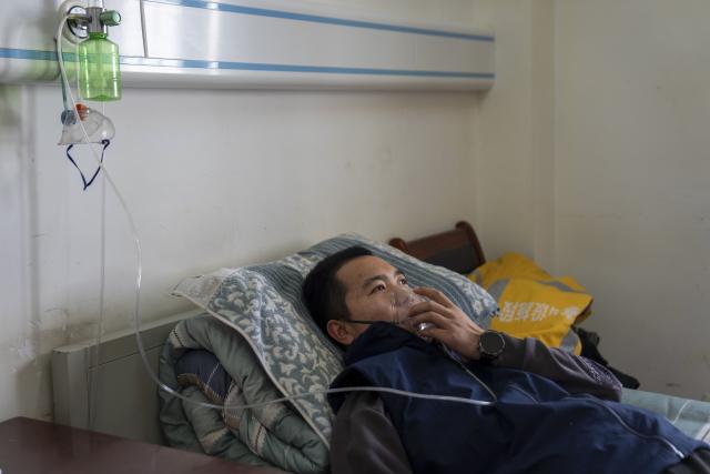 (260125) -- NAGQU, Jan. 25, 2026 (Xinhua) -- A worker takes oxygen at the dormitory after returning to the Za'gya Zangbo signal maintenance section in Amdo County, Nagqu, southwest China's Xizang Autonomous Region, Jan. 24, 2026. Perched at an altitude of 4,886 meters, the Za'gya Zangbo signal maintenance section in Amdo County is the world's highest railway signal maintenance section. Fierce winds and bitter cold prevail in the area, where temperatures often drop below minus 30 degrees Celsius.
   Since its establishment in 2018, the section has been responsible for maintaining and repairing signal equipment at three high-altitude stations -- Tanggula South, Za'gya Zangbo and Xuechama. Ten young workers from various ethnic groups, including the Han, Tibetan and Mongolian, are currently on duty here. With an average age of under 32, they brave extreme conditions to keep the railway operating safely, ensuring the smooth flow of trains during the upcoming Spring Festival travel rush and the long term. (Xinhua/Tenzing Nima Qadhup)